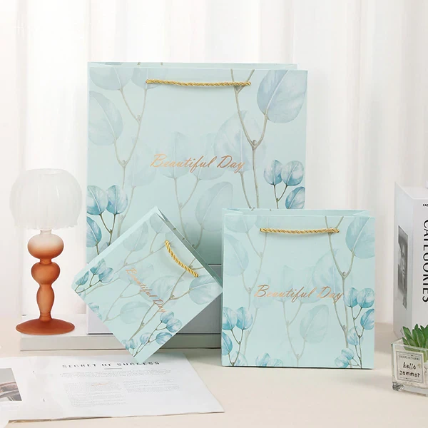 Drukāti papīra dāvanu maisiņi